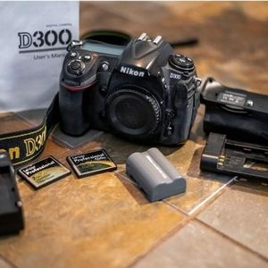 Nikon D300 Body only with accessories